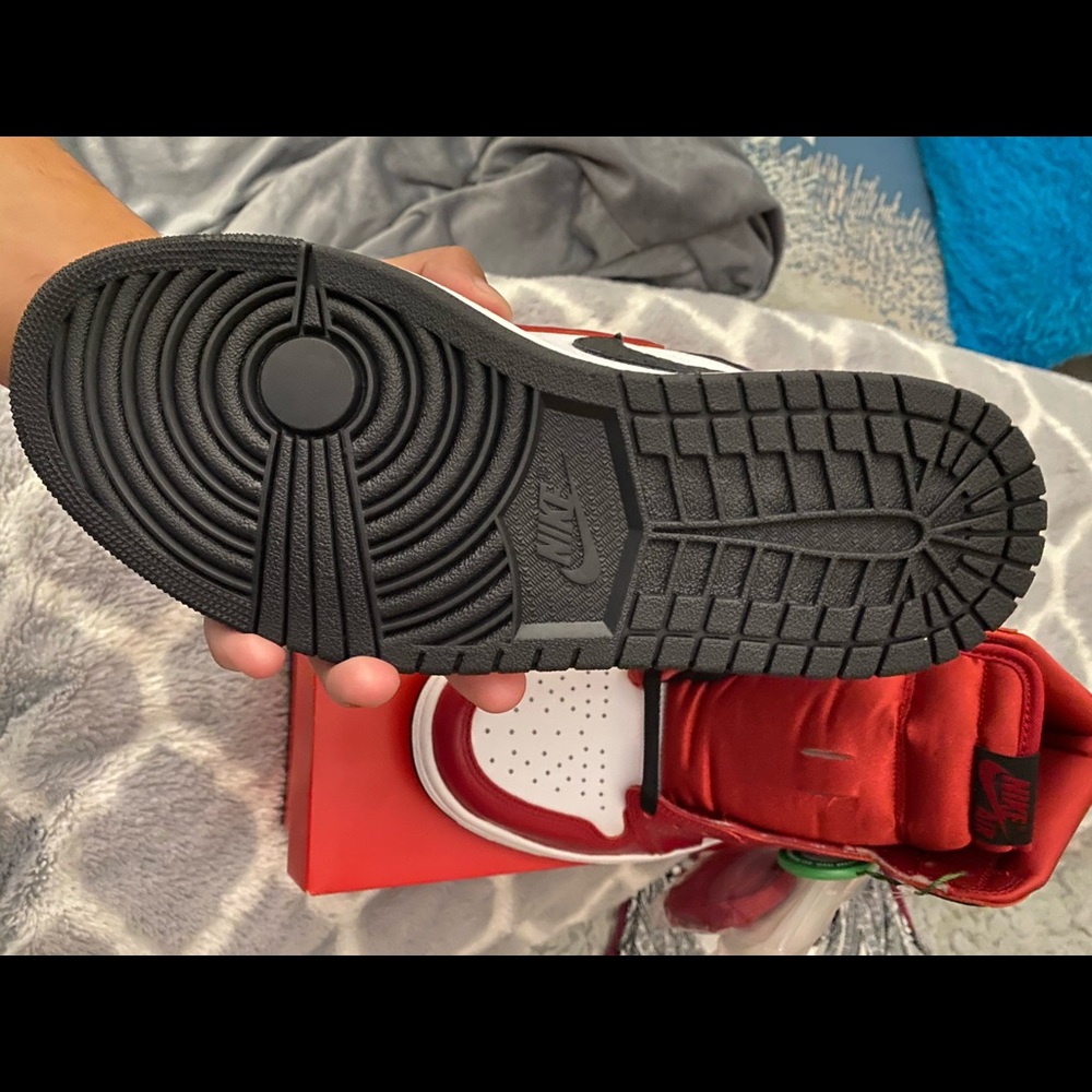 jordan 1 satin red - Picture 4 of 4